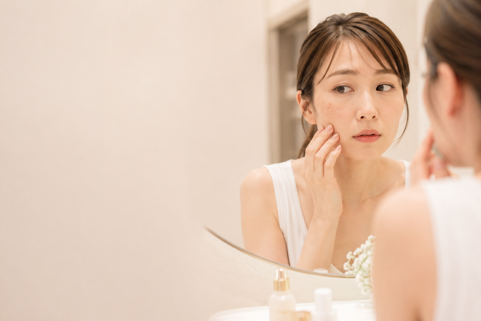 頬のシミが気になる女性の肌